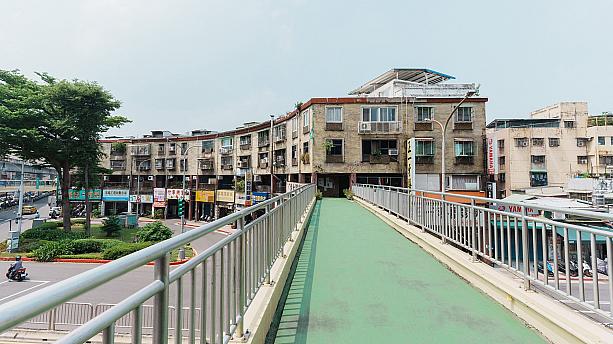 ロータリーを囲うように建つ集合住宅群をつなぐ歩道橋。その特殊な構造から「世界で唯一の環状歩道橋」と呼ばれています。<br>写真提供：臺北市政府觀光傳播局