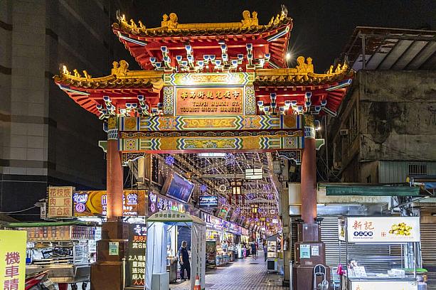 観光夜市の中でも、ディープな屋台が並ぶ華西街觀光夜市(読み方:ファーシージエグァングァンイエシー) は、いわゆる「ゲテモノグルメ」を味わえることでも有名です。<br>写真提供：臺北市政府觀光傳播局