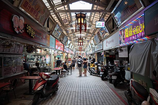 日中でも妖艶な雰囲気がプンプン漂いますが、ビブグルマン掲載店が3店舗もある、グルメ夜市でもあるんです！<br>写真提供：臺北市政府觀光傳播局