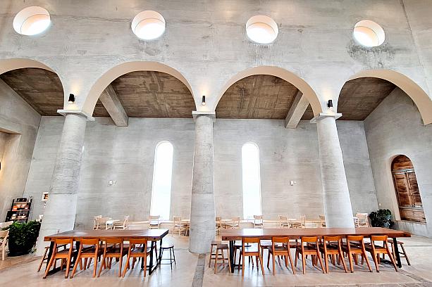 フォトジェニックな旅の思い出をカメラに収めに「海上教堂咖啡 Maritime Building café 」を訪れてみてはいかがですか？