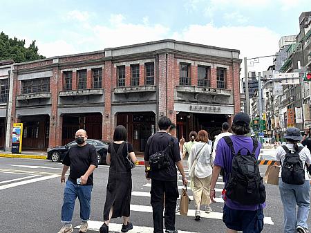 康定路と廣州路の交差点で存在感を放つ赤レンガづくりの建物。