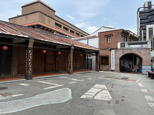 西側広場に到着。インフォメーションセンターがあるので、ガイドの予約などはここで尋ねてみて。右手にみえる建物は、台北市郷土教育センターです。