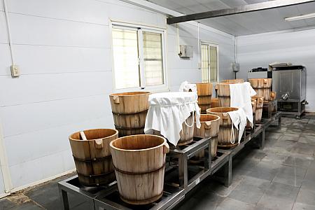 ちなみに醗酵室は日頃は非公開です。今回は特別に見せてくださいました。カカオが祀られているのが、かわいい！