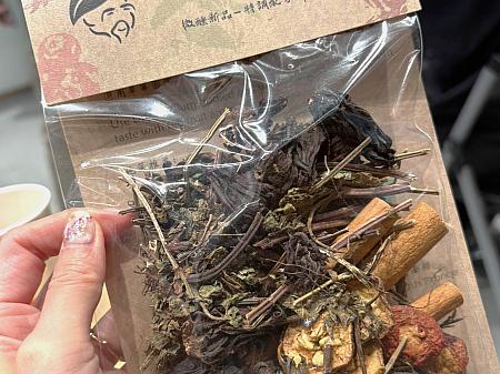 【台北土産】萬華のハーブストリート「青草巷」の老舗オーナーが伝授する、台湾式サングリアベースのDIY体験♪ここ数年台湾では「サングリア」が流行っていますよ 老濟安 青草巷 龍山寺 艋舺龍山寺 艋舺 萬華 台湾ハーブ 青草茶 台湾みやげ 台北旅行 台湾観光 サングリアレシピ