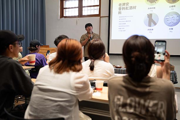 伝授してくれたのは、萬華にあるハーブティーバー「老濟安Healing Herbar」の三代目、王柏諺さんです。老濟安はかつて龍山寺そばの青草巷にありましたが、三代目により、若い人たちが気軽に親しめるスタイリッシュなハーブティーバーとして、西昌街にて生まれ変わりました。<br>写真提供：臺北市政府觀光傳播局