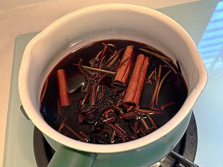 ナビは帰宅後にさっそく、DIYしたベースを使ってサングリアを作ってみました！シナモンスティックは、少し砕いてから鍋に投入です。ワインの代わりにぶどうジュース＋炭酸にして作ると、子供やお酒の弱い人向けのサングリアに♪