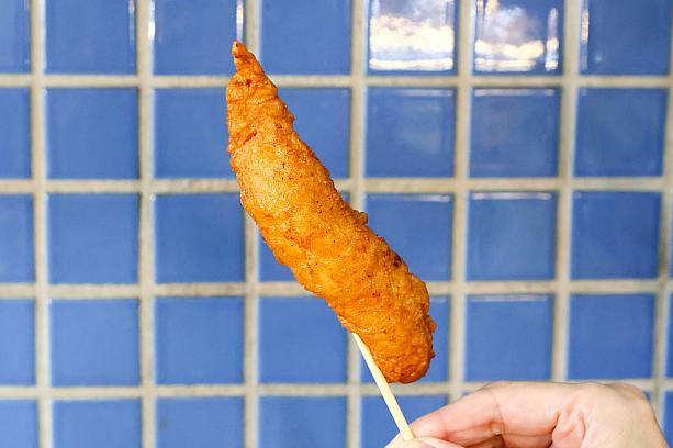 ほかに東港名物のカジキのすり身を揚げたスナック(旗魚黑輪包蛋)も見逃せません。中にはゆで卵がIN。サクッとやわらか、揚げ立てをハフハフしながら食べてくださいね！販売店はいくつかありますが、要チェックは「瑞字号旗魚黒輪」ですよ。