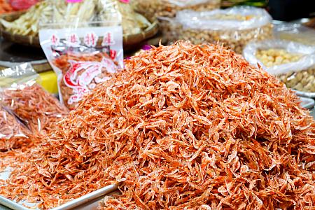 お土産探しも忘れずに！東港の特産品、桜エビは軽くて日持ちもする干しタイプがお土産にも最適。