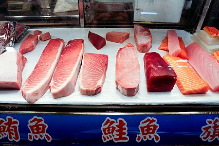 ショーケースには見るからにおいしそうなマグロの柵が陳列されています。そんな魚を見ながら選ぶのもよし、人だかりの店に並ぶもよし。