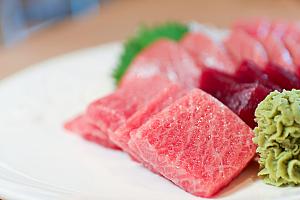 希少部位のカマトロ(金三角)、大トロ(上腹)、中トロ(中腹)、赤身(黑鮪魚赤身)の本まぐろ4種をみんなでシェア。A5和牛のようなサシが美しく、美味～♡脂がのり抜群！新鮮！