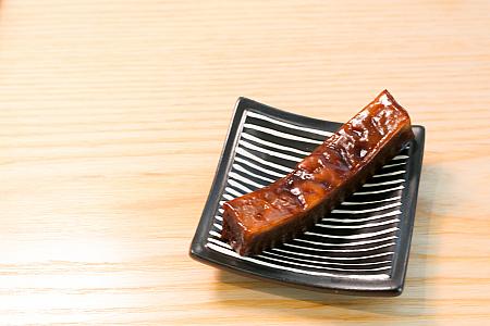 ういろうみたいな「雙糕潤」は東港のご当地スイーツで、モチ米と黒糖を主原料にした昔ながらの素朴なお菓子です。ねっちょり＋もっちりとした食感が楽しめます。