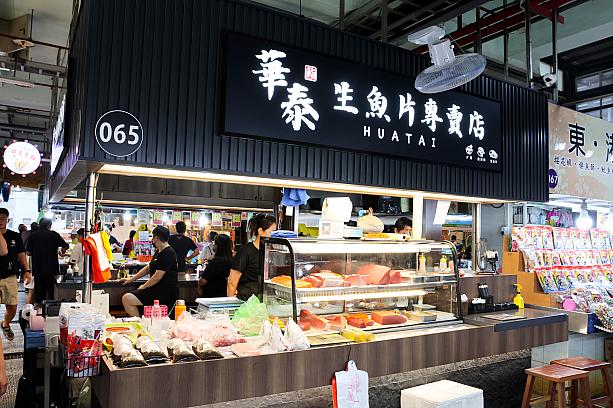 東港フェリーターミナル(東港渡船碼頭)寄りにあるこちらは屋台風の飲食店が軒を連ねます。