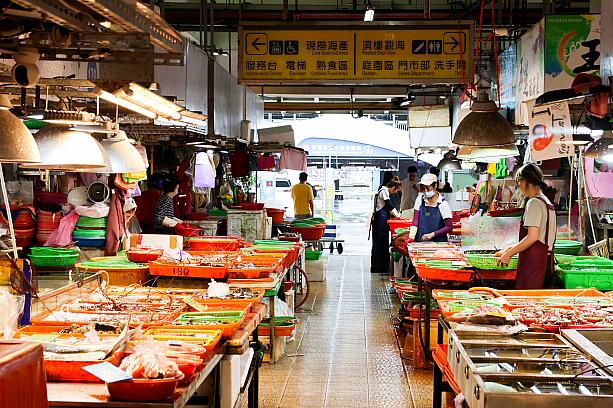 屋内型の市場には、水揚げされたばかりの新鮮な魚介類がずらりと並びます。