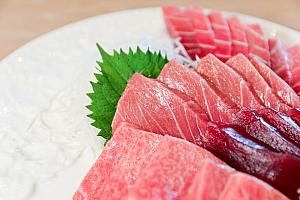 希少部位のカマトロ(金三角)、大トロ(上腹)、中トロ(中腹)、赤身(黑鮪魚赤身)の本まぐろ4種をみんなでシェア。A5和牛のようなサシが美しく、美味～♡脂がのり抜群！新鮮！