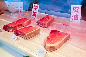 また、セリ場のすぐ横には屋台が並び、さながら屋外市場といった趣です。ここでも簡単な食事がいただけます。値段もお手頃～！水揚げ時間外でもいくつかの屋台は営業中でした。