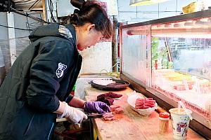 また、セリ場のすぐ横には屋台が並び、さながら屋外市場といった趣です。ここでも簡単な食事がいただけます。値段もお手頃～！水揚げ時間外でもいくつかの屋台は営業中でした。
