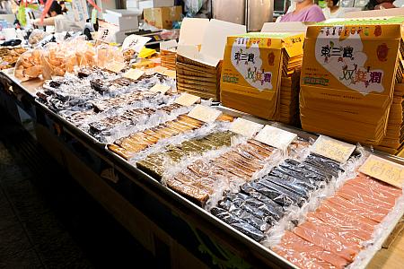 ういろうみたいな「雙糕潤」は東港のご当地スイーツで、モチ米と黒糖を主原料にした昔ながらの素朴なお菓子です。ねっちょり＋もっちりとした食感が楽しめます。