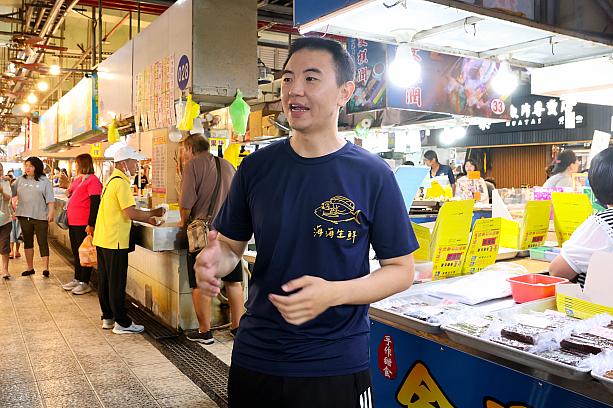 1つは「東港漁港漁産品直銷中心」と呼ばれる一般向けの観光魚市です。通称は「華僑市場」。その昔、離島(小琉球)から本土にやってきた人たちが爆買いして帰って行った様子を華僑の姿になぞらえてこう呼ばれるようになったとか。