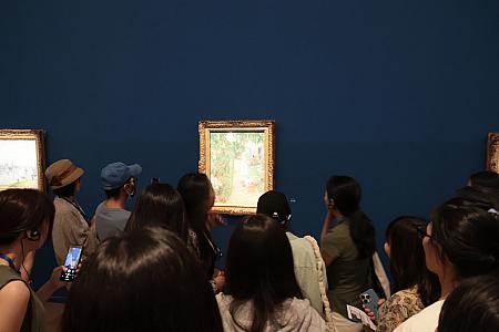 会場内は印象派の画家の52作品が展示されていて、館内の案内図や場内に設置されているQRコードをスキャンすると、作品に関する詳細を見たり聞いたりすることができます。気に入った作品を撮影する場合、フラッシュを使うのは厳禁なので、ご注意を。