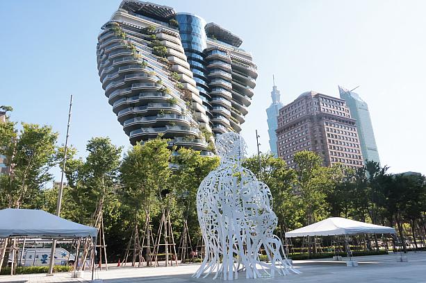 美術館の近くには、DNAの二重らせん構造のような映える外観の「陶朱隱園」もあり、奥にある台北101と合わせて撮るのもいいかも。ちなみに、「陶朱隱園」の建設を手がけたのは、熊谷組の台湾現地法人だそうです。何回見てもすごいし、面白い建物だなぁ……