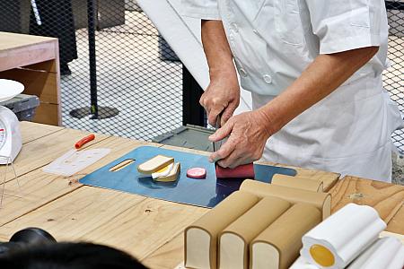 実際に文具体験ができるコーナーもあります。映画館フードのホットドッグやサンドイッチ、お寿司が消しゴムやマステで作れたり、フィルム型ケースにシーリングワックスを詰め込んだりとアイディアいっぱいのDIYが。活版印刷でポストカードが作れる催しも要チェックですよ！