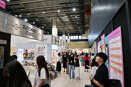 メイン会場は「誠品生活新店」の3F実験場。欧米・日本・韓国……の文具メーカーが集結し、1万点以上の文具が会場を埋め尽くします。内500点以上が台湾初販売とあって、初日から多くの文具ファンが詰めかけ、爆買いしていましたよ！