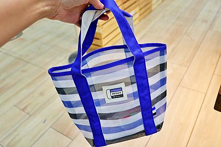 お得な福袋を販売するメーカーも。特に気になったのが、「TOMBOW」の限定福袋です。台湾のLVと言われる漁師網バッグはなんとMONO消しカラー！中にはおなじみの文具が詰め込まれ、お得感満載です。これは買い～♪