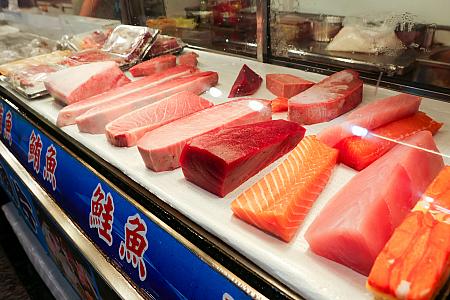 そんな東港に来たら、新鮮な魚介類を味わいに「華僑市場」に行ってみて。捌いたばかりのフレッシュな海鮮料理が味わえますよ！