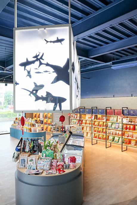 ここ「東大興漁品×読者城市書店」は、そんな「東大興食品」の商品が買えるフラッグシップショップとして2022年にオープンしました。東港に来たら訪れたい観光スポット、王爺信仰の地「東港東隆宮」からも徒歩圏内なんですよ。