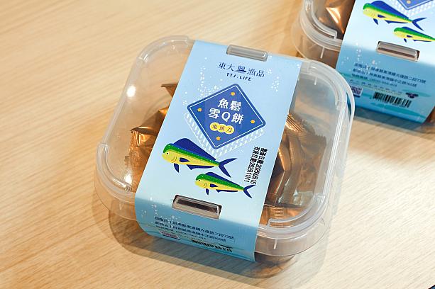 ナビのイチオシは海鮮を使ったユニークなお菓子類。常温OK、日持ちもするのでお土産にぴったりです。こちらはシイラのでんぶ入りの雪Q餅380元。甘しょっぱい味わいが個性的です。おつまみにもよさそう！
