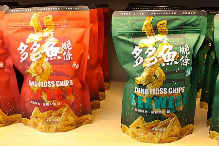 ポテト風味のおさかなスナック・多多魚脆條150元はカリカリ＋ポリポリが楽しめます。海苔味(緑)とピリ辛味(赤)の2種類。どちらもマグロでんぶ入りなんですよ。