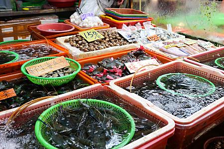 そんな東港に来たら、新鮮な魚介類を味わいに「華僑市場」に行ってみて。捌いたばかりのフレッシュな海鮮料理が味わえますよ！