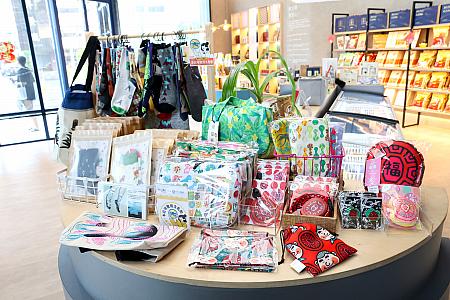 棚の一画は台湾のクリエイティブ雑貨が置かれたコーナーに。お気に入りのお土産がみつかるかもしれません。