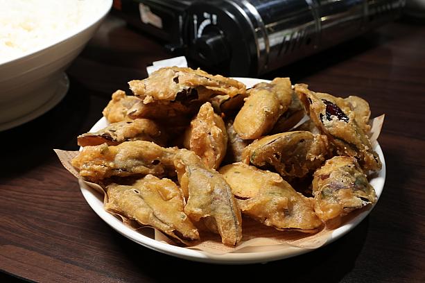 <b>香酥茄子150元</b><br><u>ナスの天ぷら</u><br>屏東でも多く栽培されているナスを使った天ぷらです。この辺りで収穫される長ーーい茄子は、皮こそ硬いものの、実はやわらかく火を通すとやわらか～。サクッ×やわ～の異なる食感が楽しめます。
