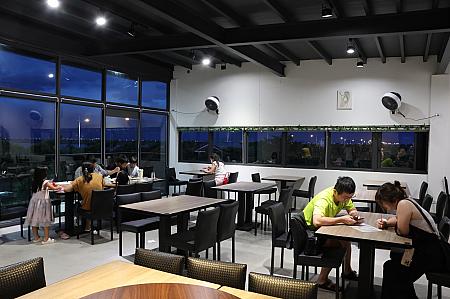 大きなガラス窓が特徴的な2階建ての建物がそこ。窓の外には大鵬湾の雄大な風景が臨めます。テラス席もありますよ！