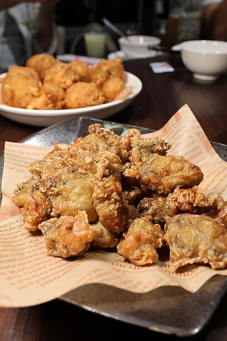 <b>金黃蚵酥(蚵仔酥)220元</b><br><u>カキの天ぷら</u><br>軽くてサクサクの衣の中から、とろ～んとしたカキがこんにちは～！ポイポイと口にほおりこみたくなるおいしさです。何もつけなくても味はしっかり。人気メニューですよ！
