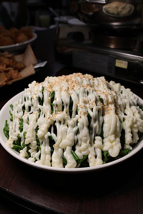 <b>季節時蔬(過貓美乃慈)150元</b><br><u>季節の野菜(クワレシダの冷製マヨネーズ)</u><br>本日の野菜「過貓」は、やや粘り気のあるシャキシャキとした食感の山菜の一種です。台湾では炒め物や和え物としてよく食べられています。こちらではゆでた後、たっぷりの甘～い台湾マヨネーズをかけていただきます。台湾らしい味わい！