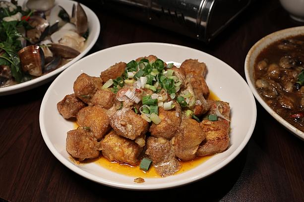 <b>金沙豆腐180元</b><br><u>揚げ玉子豆腐の鹹蛋炒め</u><br>さっくりと揚げた玉子豆腐をしょっぱいアヒルの卵(鹹蛋)で炒めたひと皿です。ふんわり＋カリカリの玉子豆腐に絡む鹹蛋が滋味深い味わいに。