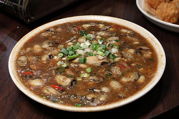 <b>蔭鼓鮮蚵250元</b><br><u>カキの豆鼓炒め</u><br>豆鼓(トウチ)、トウガラシ、ネギなどと共に炒めた醤油ベースのカキ料理です。プリっとしたカキにとろりとしたピリ辛ソースが絡んで美味！ビールにも合いそうだけど、ナビは白ごはんの上にかけて丼風にして食べた～い！