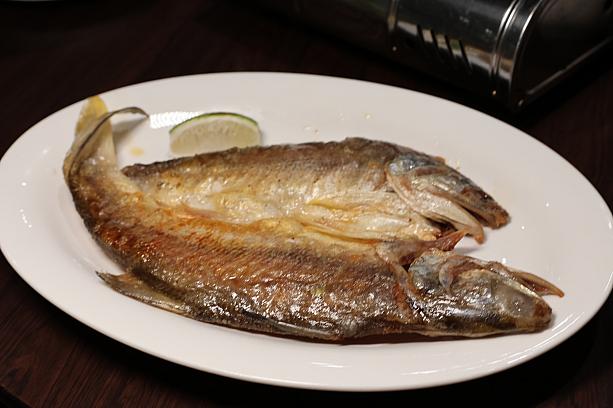 <b>香煎午仔魚200～500元</b><br><u>ミナミコノシロのソテー</u><br>こちらも台湾でよく食べられている魚、「午仔魚」の一夜干しをフライパンでシンプルに塩焼きにした一品です。脂がのった身はふっくら。屏東特産のレモンをギュッと絞っていただきます。