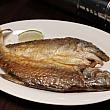 <b>香煎午仔魚200～500元</b><br><u>ミナミコノシロのソテー</u><br>こちらも台湾でよく食べられている魚、「午仔魚」の一夜干しをフライパンでシンプルに塩焼きにした一品です。脂がのった身はふっくら。屏東特産のレモンをギュッと絞っていただきます。
