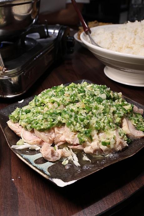 <b>蔥覇油雞(蔥油雞)360元</b><br><u>ゆで鶏の蔥ゴマ油ソース</u><br>ふっくら柔らかな鶏肉に、香り豊かなたっぷりネギとゴマ油のソースをON。コクはありながら、さっぱしとした味わいでいくらでもたべられちゃいそうです。