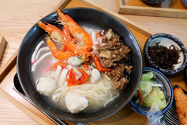 <b>漁行口澎派飯湯350元</b><br>漁行口のよくばりライススープ<br>シグネチャー・メニューは、港町・東港ならではの海鮮をふんだんに使った「飯湯」です。エビやカキ、イカ、それにイカ団子がのった贅沢な一品となっています。海鮮の出汁がごはんにしみしみでうまうま～♪
