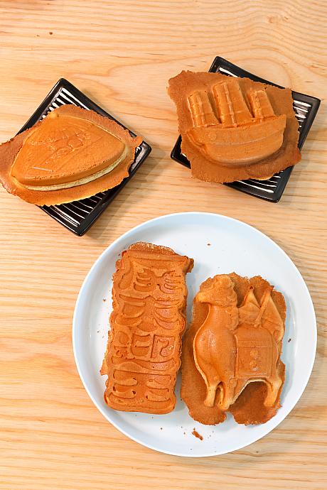 屏東迎王型のベビーカステラ(雞蛋糕)も要チェック！王爺のお祭りと関連した4つのモチーフ「屏東迎王」「王馬」「王船」「魯笠」がキュートなお菓子になっています♡味はいつもの雞蛋糕ですが……かわいいから買いっ！