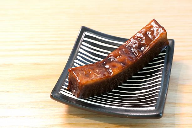 ナビが気になったのは東港のご当地スイーツ「雙糕潤(シュアンルンガオ)」です。黒糖味のお餅みたいな？ういろうみたいな？ねっちょり×もちもちの食感が特徴の素朴な伝統菓子。専門店に行けば、ピーナッツやタロイモ、チョコレート味など種類豊富に勢揃いしていますよ。