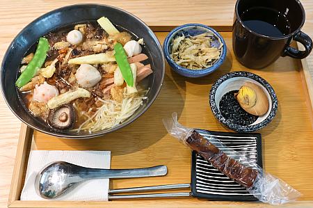 いずれも定食風のセットになっているからボリューム満点。季節の小鉢＋スイーツ＋ドリンクバーがついてお得感満載。