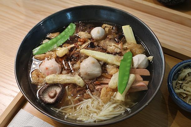 <b>素香菇鮮筍飯湯300元</b><br>ビーガン対応☆シイタケとタケノコのライススープ<br>タケノコ飯湯はタケノコの季節によく食べられてきたそうです。それをベジタリアンでも安心して食べられるようにアレンジ。ハムに見えるものもベジ仕様なんです。ベジタリアンフードは物足りない？？いえいえ、シイタケの旨味が決め手となって慈悲深い味わいです。