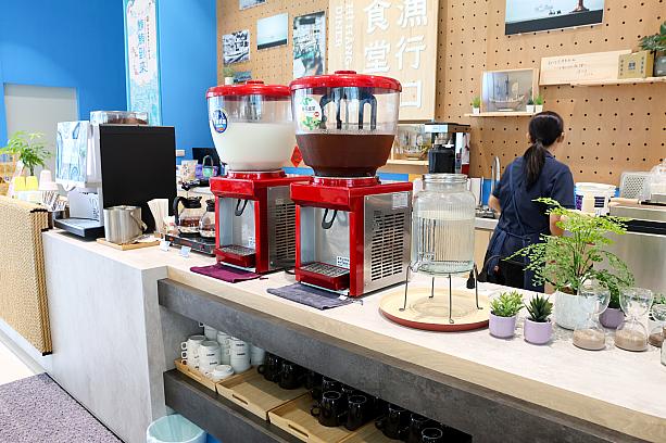 ドリンクバーには、地元屏東の霧台神山村産のレッドキヌア＆ステビアのお茶が。同じく屏東・牛角湾産のカカオ茶もありました！飲み放題だから、いろいろ試してみたいですね！
