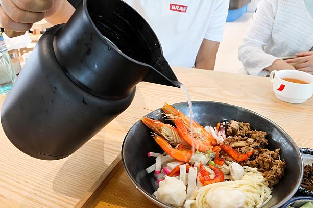 その昔、農作業中でも簡単に準備ができると、収穫期によく食べられていたとか。地域によって具材が異なり、あずきの産地・萬丹地方ではあずきが入っていることもあるんだとか。気になるぅ～！