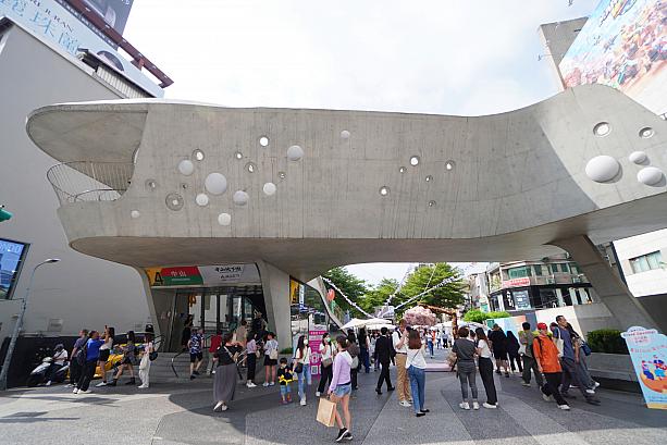 唯一エスカレーターが上り下りなのは出口4だけ。ちなみに松山新店線(グリーンライン)近くの比較的新しい出口(5～6)にあるエスカレーターは上り下りどちらもあります。